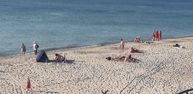 Słoneczna i ciepła pogoda zachęca do wypoczynku na świezym powietrzu. Zobaczcie zdjęcia z poniedziałkowego popołudnia na plaży w Łazach.Sprawdź prognozę pogody na najbliższe dni. Idą upały!