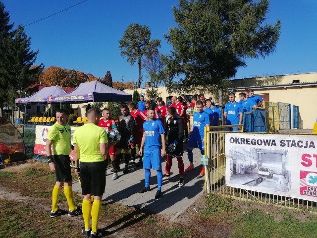 W czwartoligowym meczu Neptun Końskie wygrał z Alitem Ożarów 3:1 (2:1). Bramki zdobyli: Mateusz Zacharski 20, Bartosz Malinowski 28, Mateusz Płyta 79 - Kacper Piechniak 14.Neptun: Herda - Sierszyński, Skalski, Szymoniak, Skoczylas - Dajer (75. Płyta), Szymkiewicz, Zacharski, Malinowski, Armata - Stępnik (75. Sroka).Alit: Saracen - Kosno, Plichta (18.  Król), Kończyk,  Stępień - Cebula, Praga, Brociek, Kilijański - Poński, Piechniak. -Przegrywaliśmy 0:1. Bramkę straciliśmy po indywidualnym błędzie. W drugiej połowie dwie bramki zdobyliśmy ze stałych fragmentów gry. Cieszymy się z trzech punktów, bo nie szło nam najlepiej. A nie był to łatwy mecz, ciężko było się przebić przez obronę Alitu - powiedział Waldemar Szpiega, trener Neptuna.(dor)