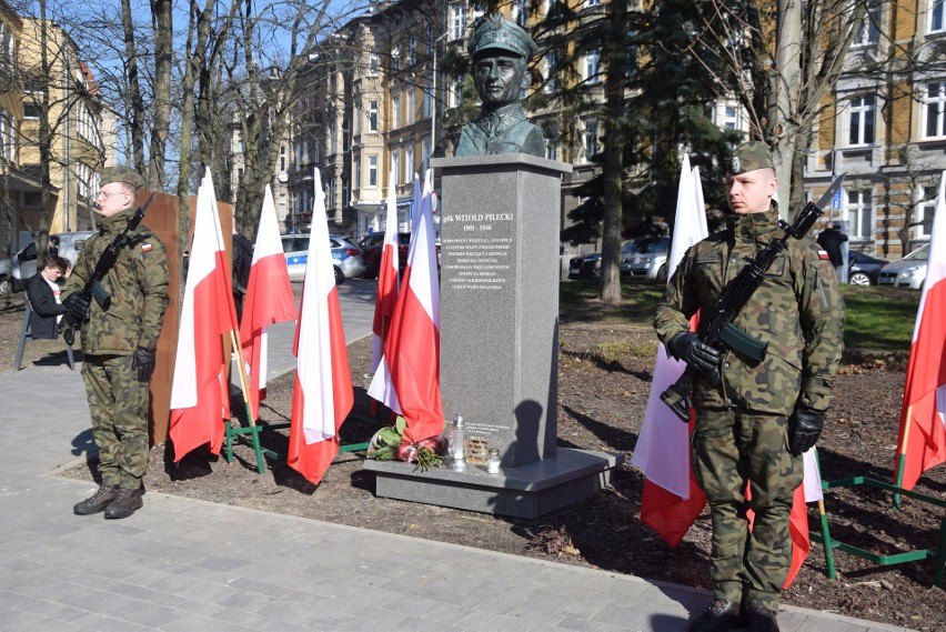 Kwiaty zostały złożone przed pomnikiem Witolda Pileckiego.