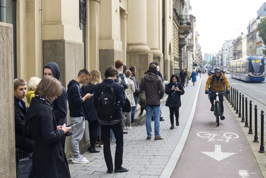 Kraków. Tłumy studentów pod punktami sprzedaży biletów. Tworzą się duże kolejki