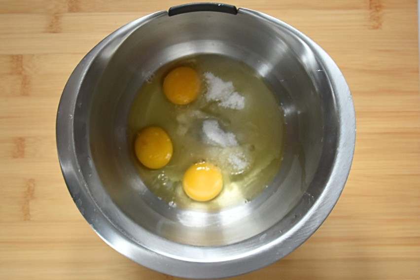Jajka umieść w misce robota kuchennego razem z cukrem i...
