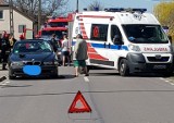 Wypadek w Czarnolesie. Kierowca BMW potrącił rowerzystę. Załoga karetki zabrała go do szpitala. Na miejscu działały straż pożarna i policja 