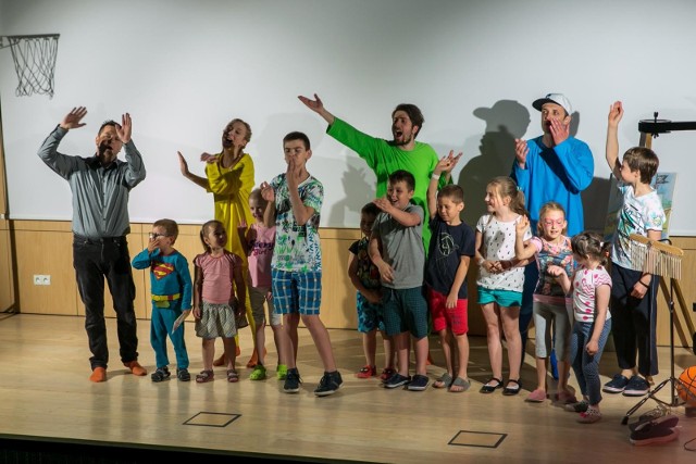 Artyści Teatru Bagatela pojawili się w prokocimskiej lecznicy z okazji Dnia Dziecka