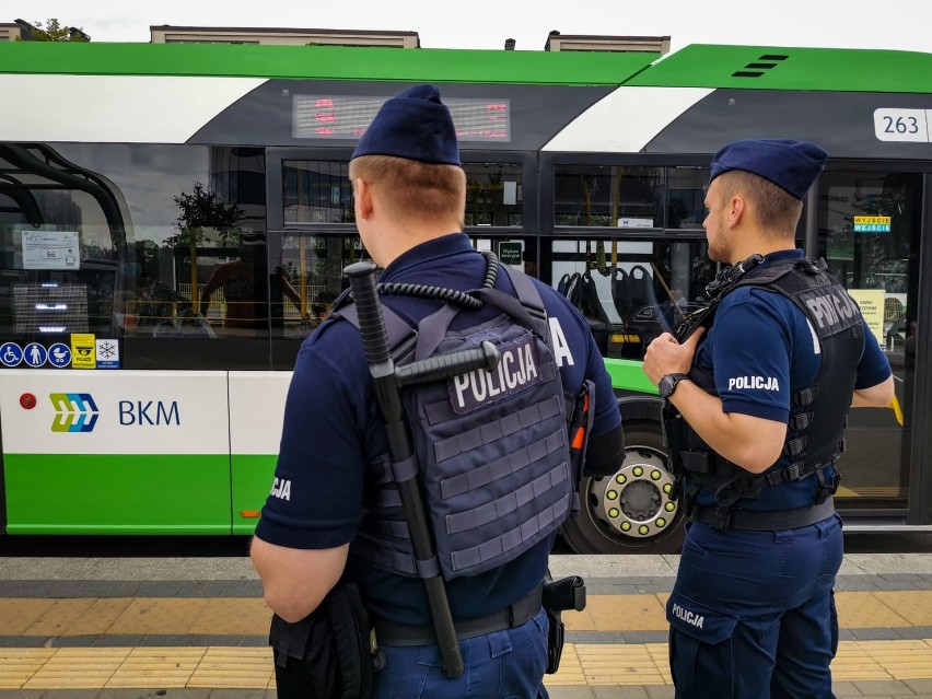 Kontrole policji w autobusach BKM. Policjanci sprawdzają maseczki i odległości w autobusach komunikacji miejskiej (zdjęcia)