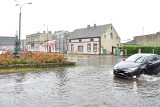 Kolejny raz ulica Kościuszki w Żninie zalana po deszczu. Zobacz zdjęcia i wideo