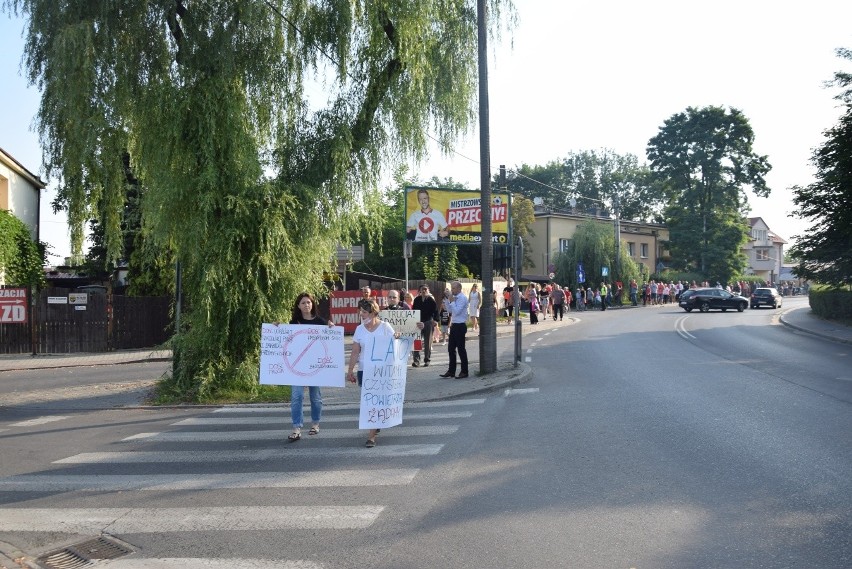 Około stu skawinian protestowało przeciw zatruwaniu...