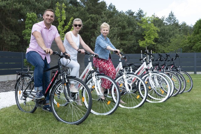 Bicykle w bydgoskiej firmie Abramczyk  czekają na pracownik&oacute;w, kt&oacute;rzy wciąż dojeżdżają do firmy samochodem lub autobusem.  Przed nimi wycieczki w ciekawe miejsca regionu. 