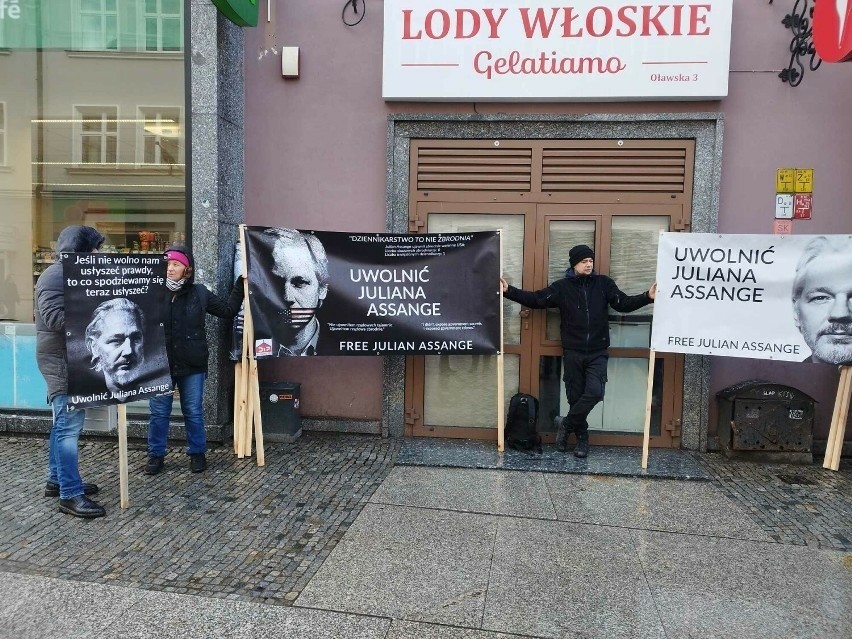 Wrocławianie protestują pod ambasadą Wielkiej Brytanii....