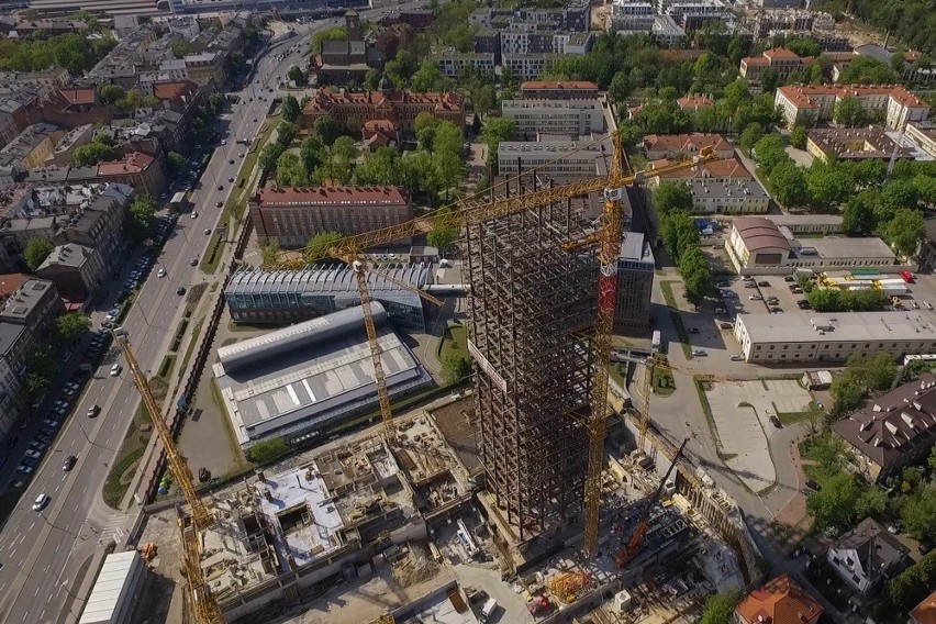 Kraków. Gigantyczny dźwig przy szkieletorze [ZDJĘCIA Z DRONA]