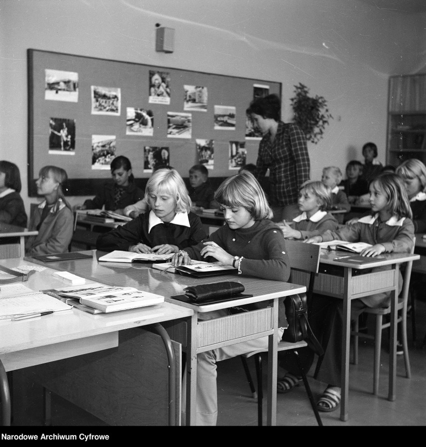 Na zdjęciu zajęcia w jednej z klas. Kadr zrobiony w 1975...
