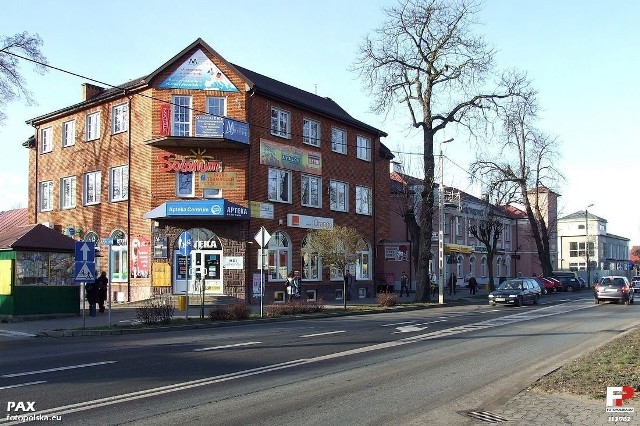 Zobaczcie zdjęcia Kozienic w galerii.Na zdjęciu grudzień 2008 , Zabudowa ulicy Warszawskiej w Kozienicach.