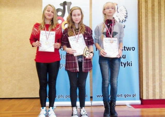 Martyna Ziziuk (w środku), uczennica Gimnazjum nr 1 w Sokółce zdobyła awans do finału Ogólnopolskiej Olimpiady Sportów Umysłowych. 
