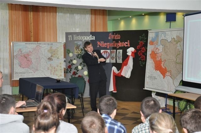 Profesor Markek Wierzbicki bardzo ciekawie opowiadał młodzieży o historii polskim ziem