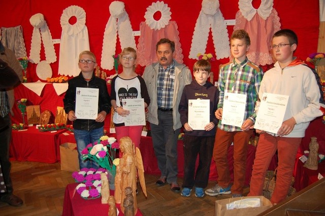 Wśród nagrodzonych - utalentowani, młodzi rzeźbiarze z Kcyni i ich mistrz Piotr Woliński, laureat nagrody specjalnej