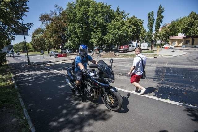 Niektórzy motocykliści za nic mają znaki drogowe i jadą chodnikiem wzdłuż Bulwaru Filadelfijskiego