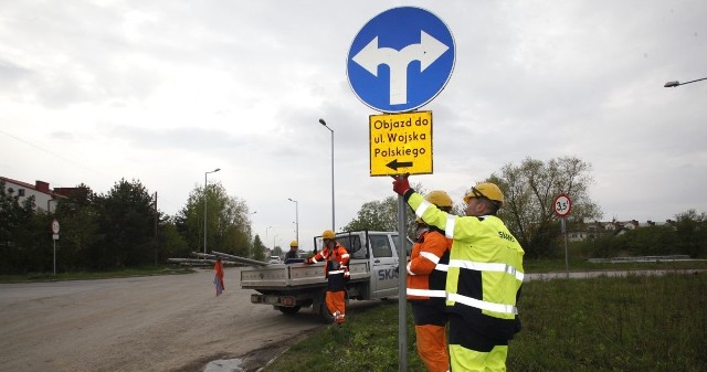 W piątek późnym popołudniem pracownicy firmy Skanska, która buduje ulicę Pileckiego, montowali nowe oznakowanie.