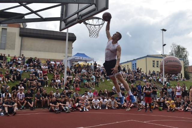 Dunk Contest czyli konkurs wsadów na KO Streetball 2021 w Krośnie Odrzańskim.