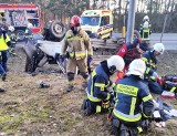 Wypadek na DK10 pod Bydgoszczą. Dachowało auto dostawcze [zdjęcia]