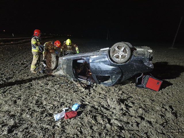 Samochód wypadł z drogi i dachował na polu uprawnym pomiędzy Żabnem i Niecieczą. Akcja ratownicza na miejscu wypadku trwała dwie i pół godziny