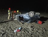 Groźny wypadek na DW 973 pomiędzy Żabnem i Niecieczą. Samochód wypadł z drogi i dachował na polu uprawnym. Ranne zostały cztery osoby 