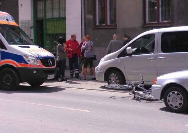 Do zdarzenia doszło na ulicy Niedziałkowskiego. Rowerzystę zabrała na badania karetka