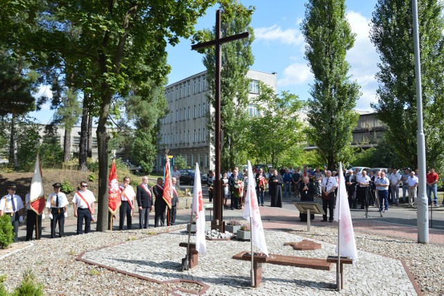 Krzyż, pierwonie stojący od roku 1988 przed wejściem do Narzędziowni, stanął z jej boku, za zgodą nowego właściciela spółki