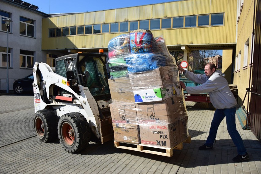 Tarnobrzeg przyjął duży transport darów ze Szwajcarii dla Ukrainy. Potrzebuje ich walczący Czernihów i uciekający przed wojną [ZDJĘCIA]