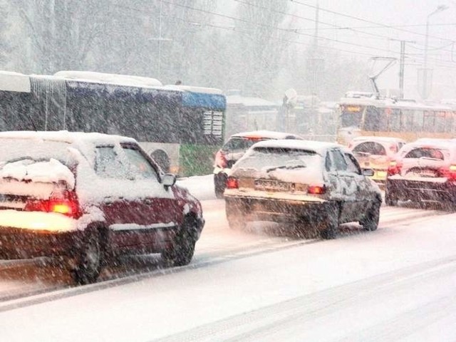 Po silnych opadach śniegu na drogach może być ślisko.