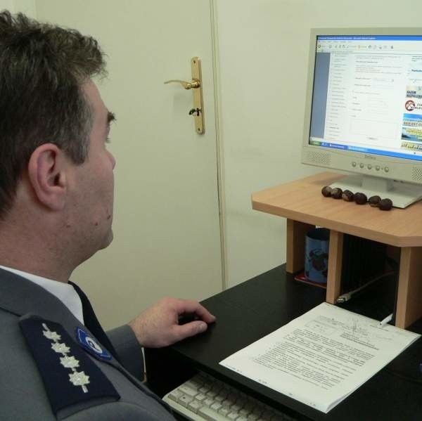 Andrzej Walczyna, rzecznik stalowowolskiej policji przyznaje, że są mieszkańcy, którzy zamiast zgłaszać problem telefonicznie, wolą napisać maila. Często wybierają Internet, bo mogą to zrobić anonimowo.