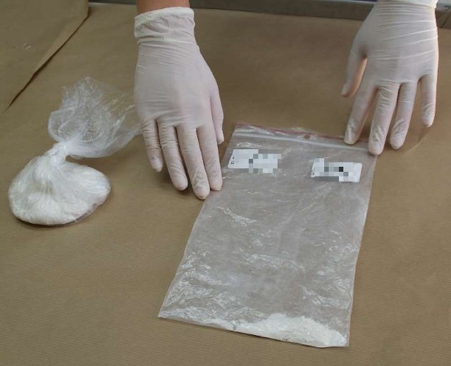 Policjanci przejęli łącznie około stu gramów proszku zidentyfikowanego jako amfetamina.