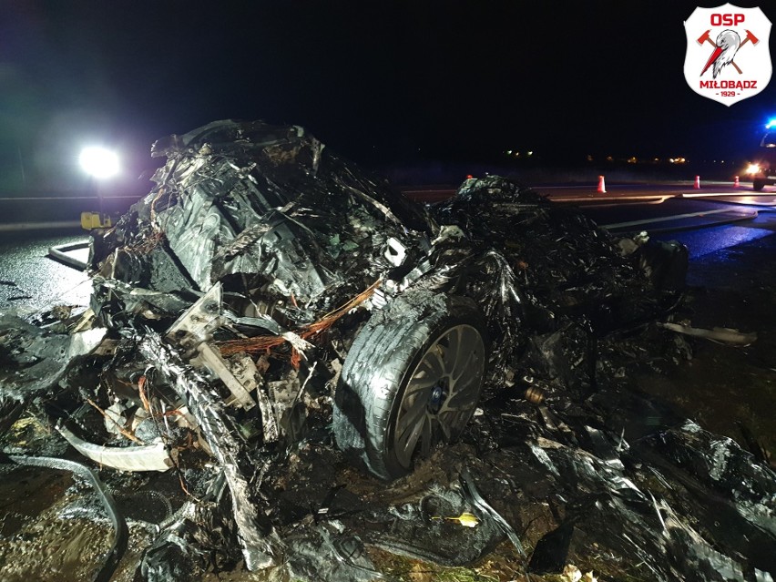 Pożar samochodu osobowego w Zajączkowie na DK91. Hybryda BMW spłonęła doszczętnie [zdjęcia]