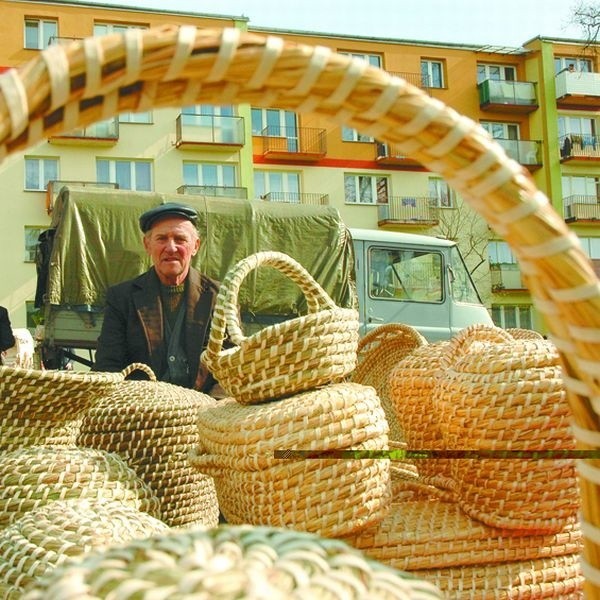 Włodzimierzr Cetra, ludowy artysta z Koszel prezentuje wyroby ze słomy