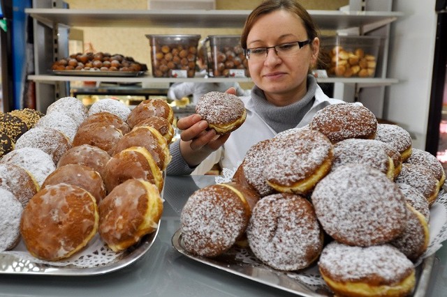 Są w lukrze, pudrze, czekoladzie, z marmoladą, a nawet z adwokatem - pokazuje Jolanta Tarazewicz z cukierni Kryszeń w Białymstoku.