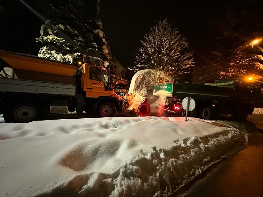 Zakopane. Śniegu jest za dużo, trzeba go wywozić. Wywieziono już ponad 7500 kubików śniegu