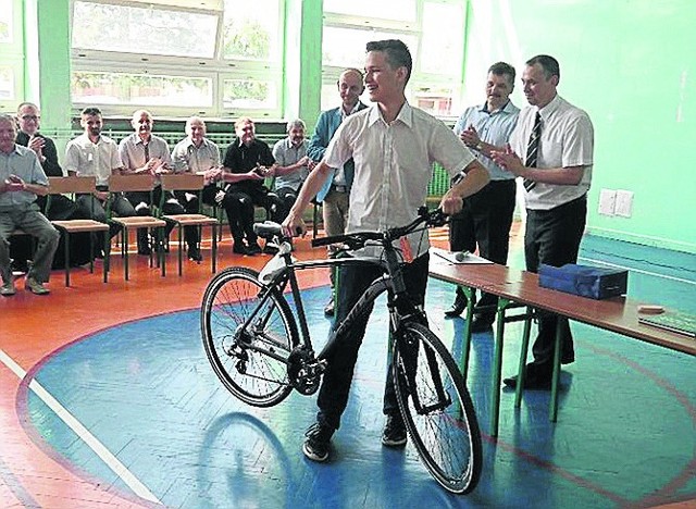 Dominik Baltyzar oprócz świadectwa otrzymał rower.