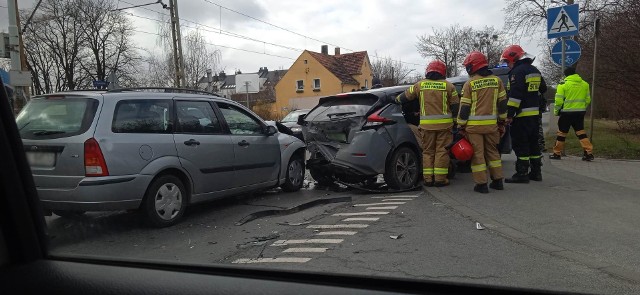 W środę (22 lutego) na zachodzie Wrocławia doszło do wypadku na skrzyżowaniu ulic Kosmonautów i Boguszowskiej. W zdarzeniu uczestniczył samochód elektryczny. Występują korki w kierunku Leśnicy. Przesuwaj slajdy, klikając w strzałki, używaj klawiszy lub gestów