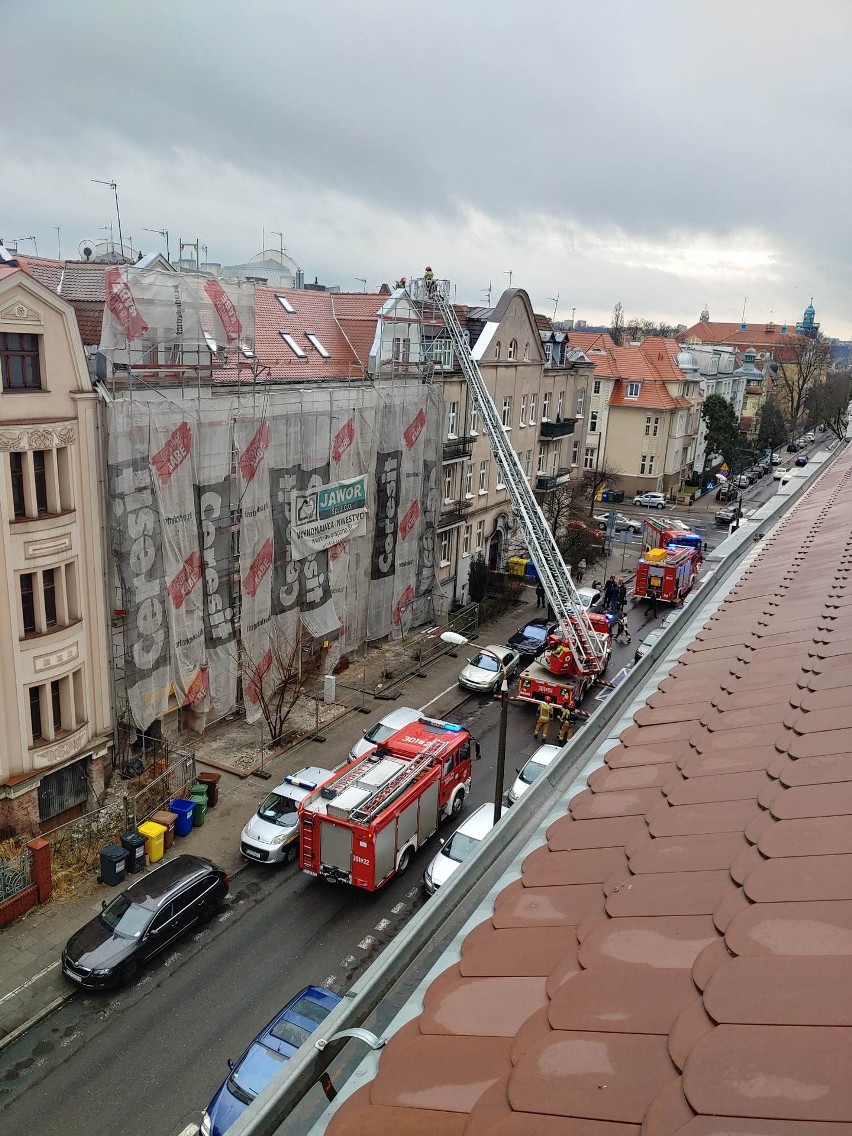 Strażacy gaszą pożar sadzy w kominie kamienicy przy ul....