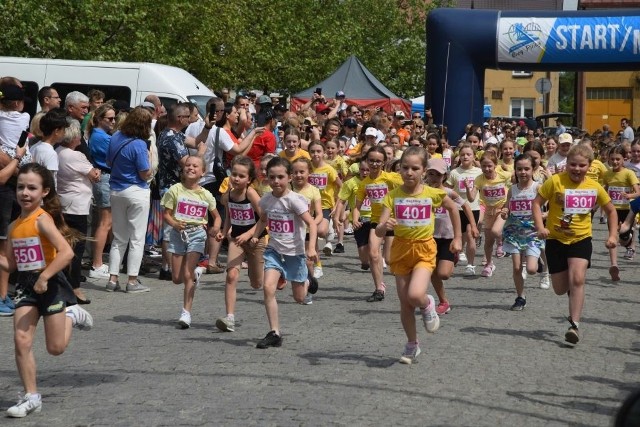 Dla uczniów i przedszkolaków w Białobrzegach odbyły się biegi kolorowe. Ich organizacja to tradycja Biegu Pilicy. Więcej zobacz na kolejnych slajdach >>>