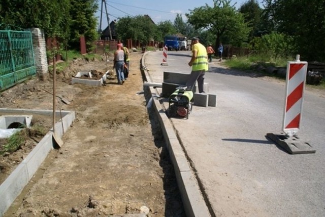 Obecnie trwają parce między innymi przy budowie chodników i zjazdów na odcinku drogi w Majdowie.