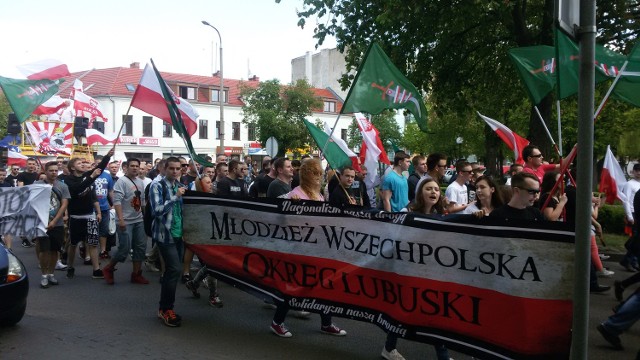 W marszu przeciw imigrantom w Słubicach szło ponad 200 osób.