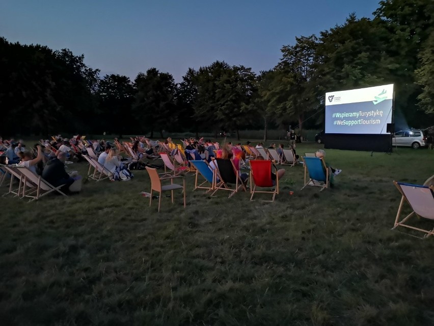 Z lekkim opóźnienie w tym roku, ale jednak powróciło Kino na trawie. Tym razem w Parku Lotników. Sprawdziliśmy, jak było