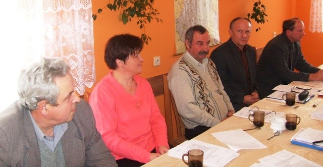 Michał Klonowski (po środku) podczas obrad komisji budżetowej