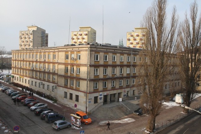 Mieszkająca przy ulicy Paderewskiego, w pobliżu tych wysokich topoli kielczanka obawia się, że mogą one stać się przyczyną nieszczęścia.