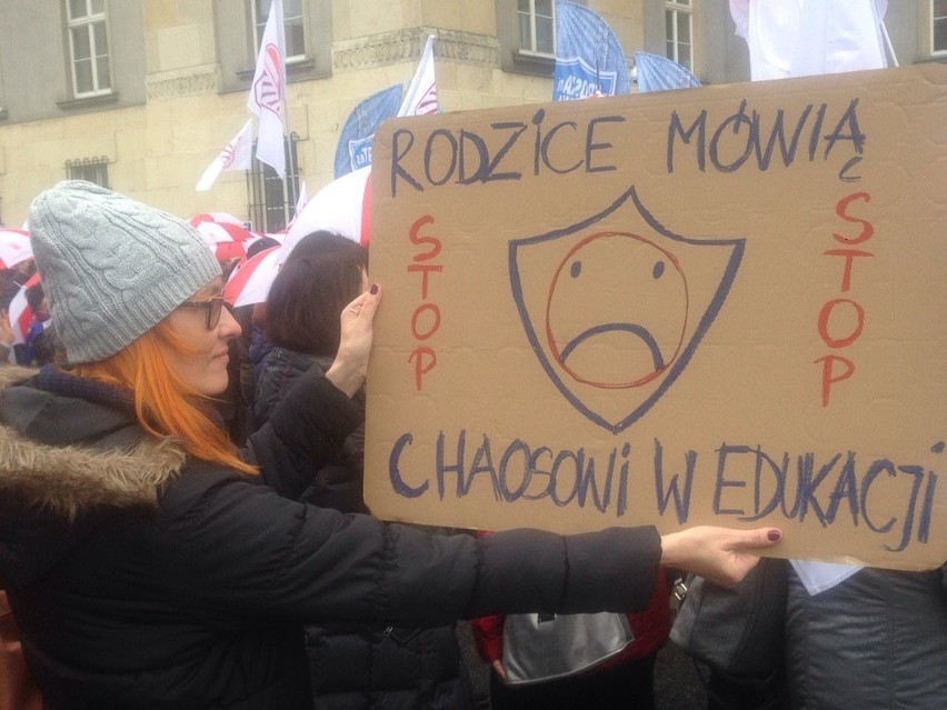 Protest nauczycieli, rodziców i uczniów w Katowicach...