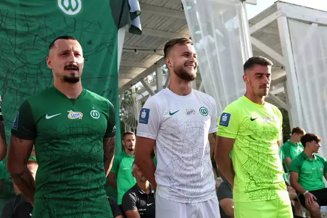 Kibice, którzy zgromadzili się w "Klubie Na Fali" zobaczyli oficjalny skład Warty Poznań, oraz koszulki, w jakich będą biegać zawodnicy Zielonych po ekstraklasowych boiskach