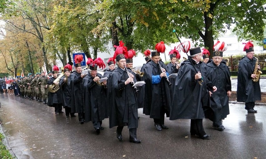 W drodze pod pomnik. Na czele pochodu orkiestra dęta...