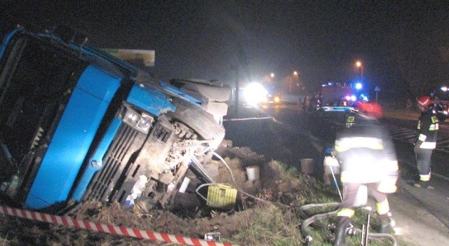 Tragiczny wypadek był także w niedzielę wieczorem w Niemianowicach. W zderzeniu dwóch samochodów, osobowego i ciężarowego, zginął kierowca tego pierwszego.
