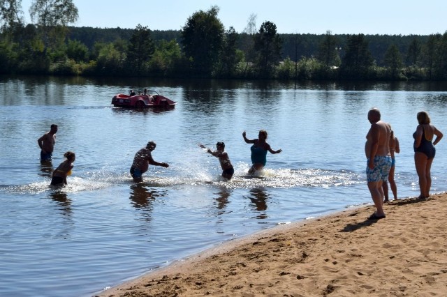 W sobotę 12 września temperatura była idealna na odpoczynek nad wodą. Otwarte bary, puby oraz lokale z grami ponownie przyciągnęły do Sielpi wielu mieszkańców naszego regionu. Liczni, wybrali również rowerki wodne. Świętokrzyska Ibiza tego dnia tętniła życiem, choć nie było tłumów, jak w najgorętsze dni tego lata. Sprawdźcie, czy jesteście na naszych zdjęciach>>>