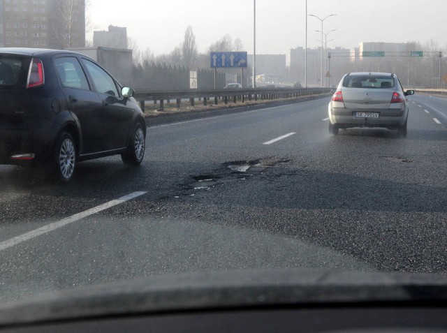 Dziury w nawierzchni na świętochłowickim odcinku Drogowej Trasy Średnicowej.Zobacz kolejne zdjęcia. Przesuwaj zdjęcia w prawo - naciśnij strzałkę lub przycisk NASTĘPNE