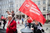 Kampania "Chcemy więcej zarabiać!". Związkowcy protestowali przed łódzkim magistratem [ZDJĘCIA]